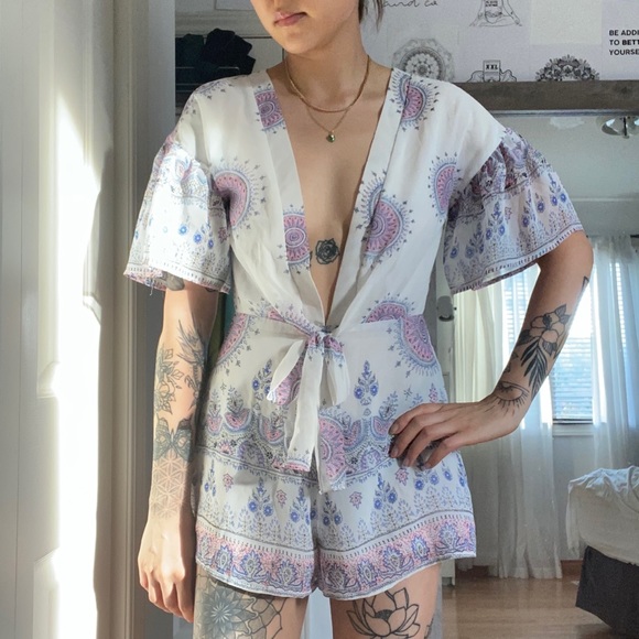 Floral White Flowy Romper - Essue Size Small - Picture 2 of 11